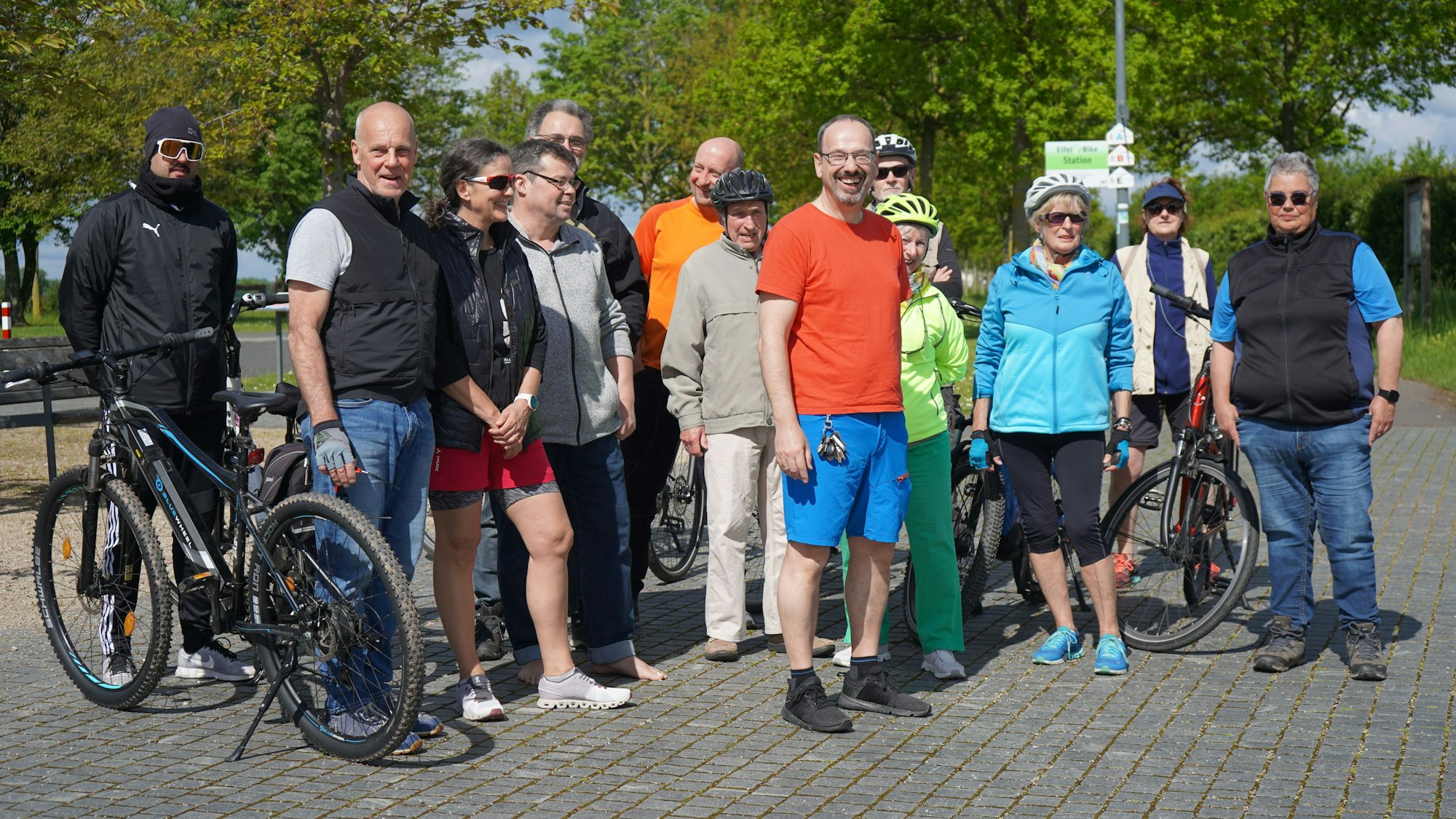 Das Bild zeigt eine Gruppe Radfahrer.