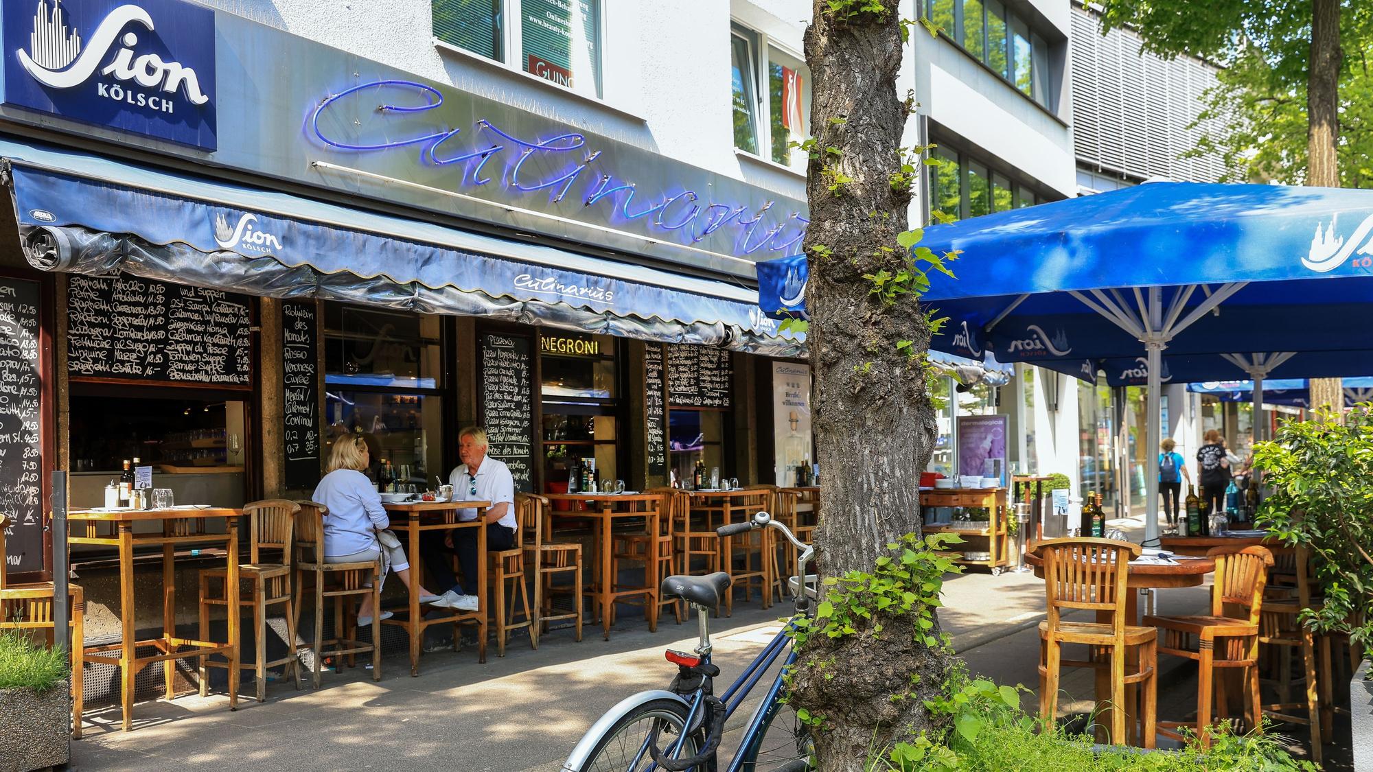 Außenplätze gibt es vor der Tür und auf einer beliebten überdachten Terrasse.