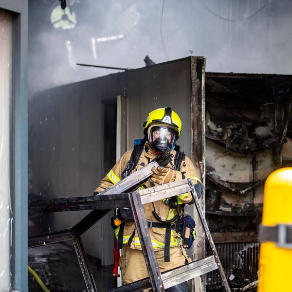 Feuerwehrleute mit Atemschutzgeräten sind am Krematorium Mechernich im Einsatz.