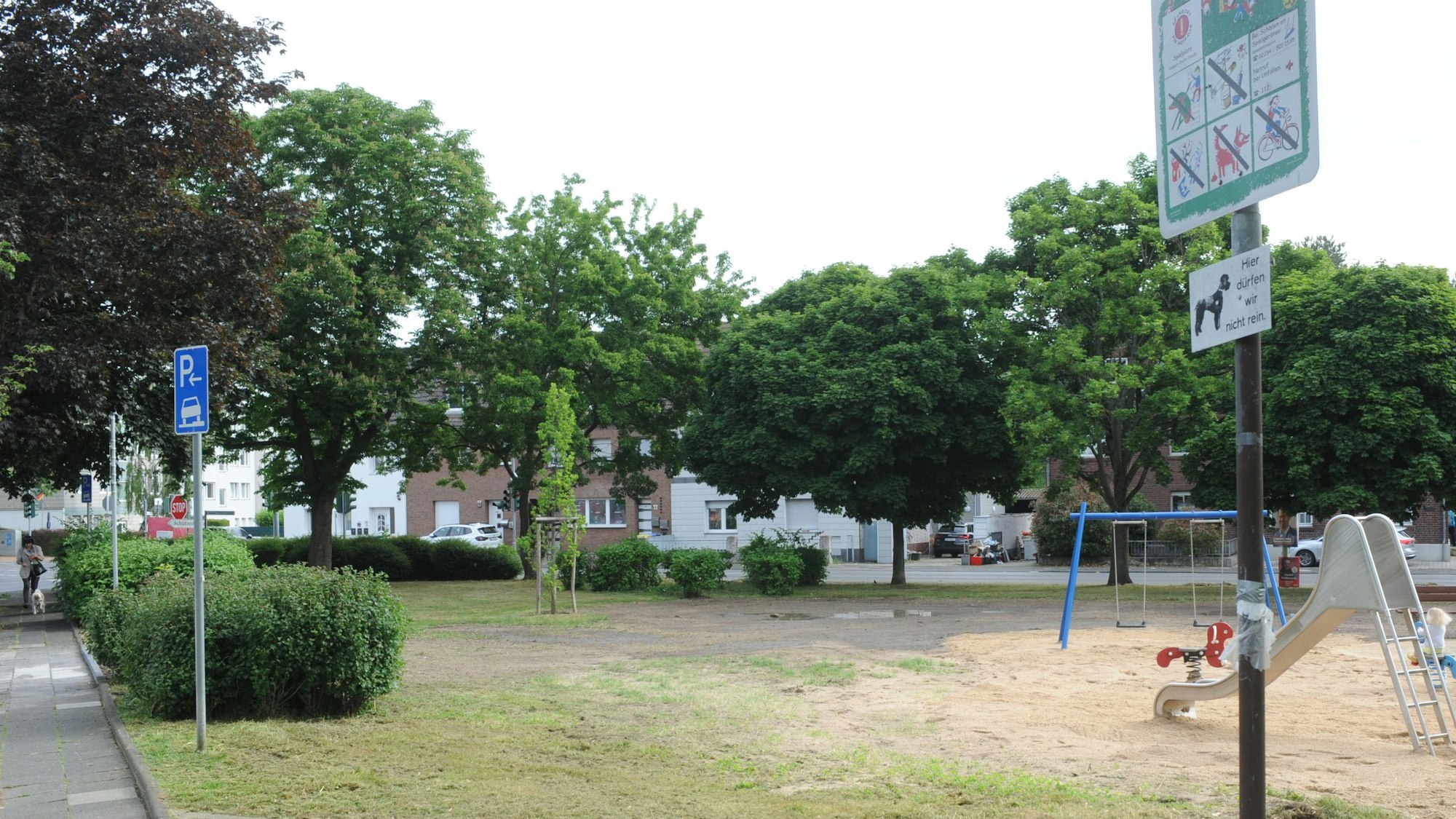 Auf dem Schild zum Spielplatz Fürstenbergstraße/ Hubert-Prott-Straße ist es klar zu ersehen, dass er nicht mit Hunden betreten werden darf.