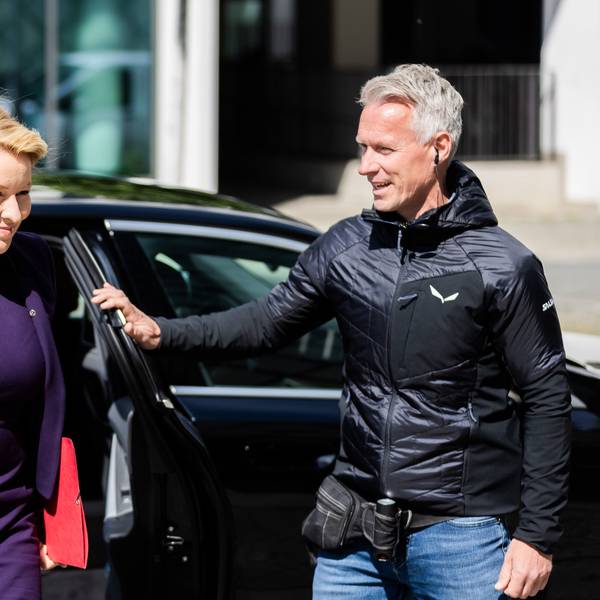 08.05.2024, Berlin: Franziska Giffey (SPD), Berliner Senatorin für Wirtschaft, Energie und Betriebe, kommt mit Personenschutz zur Vorstellung der Solar-Kampagne «Solar zahlt sich aus» ins Futurium. Foto: Christoph Soeder/dpa +++ dpa-Bildfunk +++