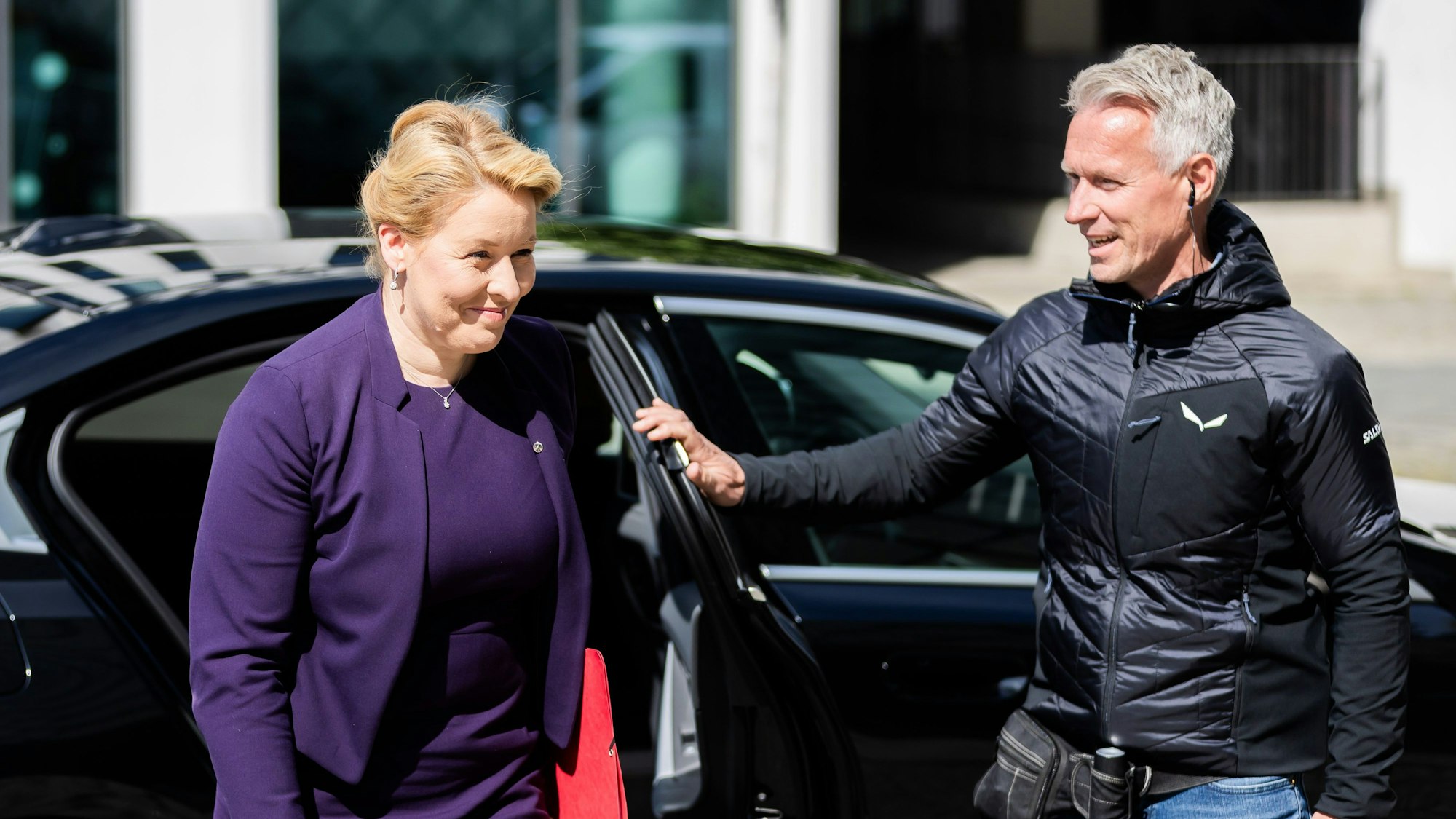 08.05.2024, Berlin: Franziska Giffey (SPD), Berliner Senatorin für Wirtschaft, Energie und Betriebe, kommt mit Personenschutz zur Vorstellung der Solar-Kampagne «Solar zahlt sich aus» ins Futurium. Foto: Christoph Soeder/dpa +++ dpa-Bildfunk +++
