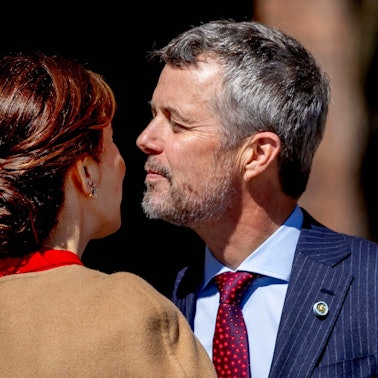 Königin Mary und König Frederik bei der Ankunft zu einem Mittagessen im Rathaus von Stockholm.