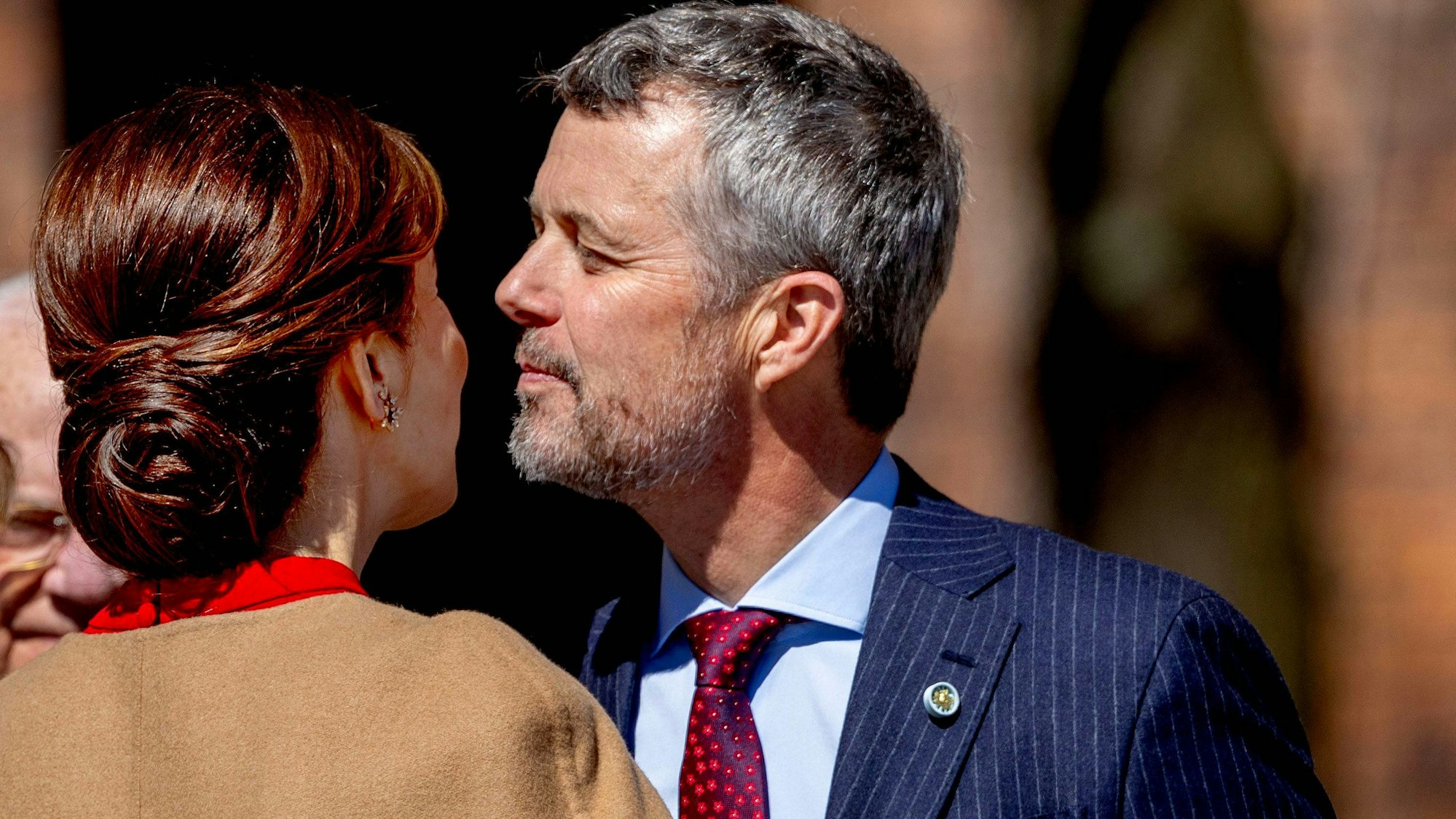 Königin Mary und König Frederik bei der Ankunft zu einem Mittagessen im Rathaus von Stockholm.