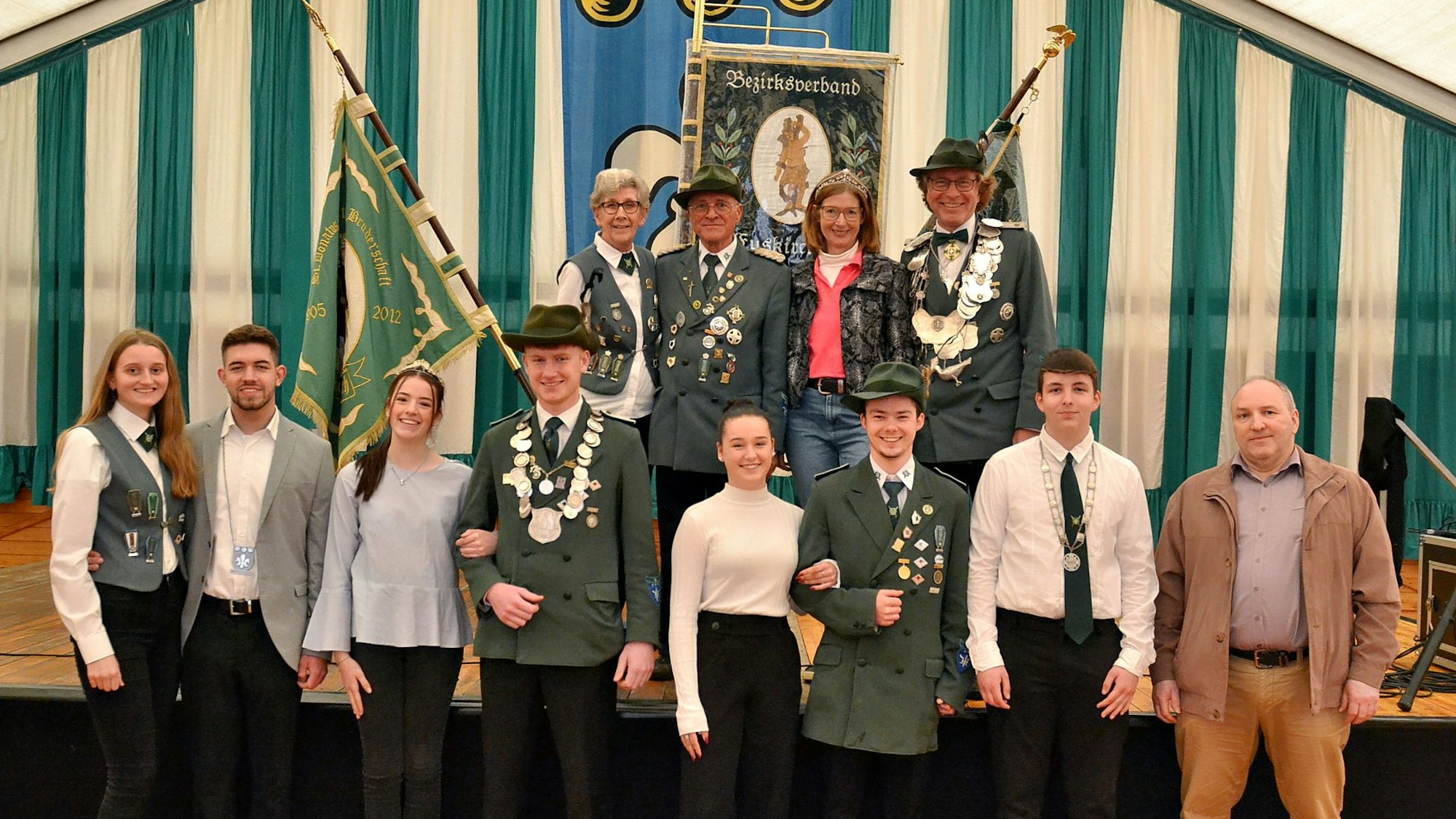 Franz-Josef Harperscheidt (2. Reihe, 2.v.l.) posiert mit anderen Mitgliedern des Schützenvereins vor der Fahne des Vereins.