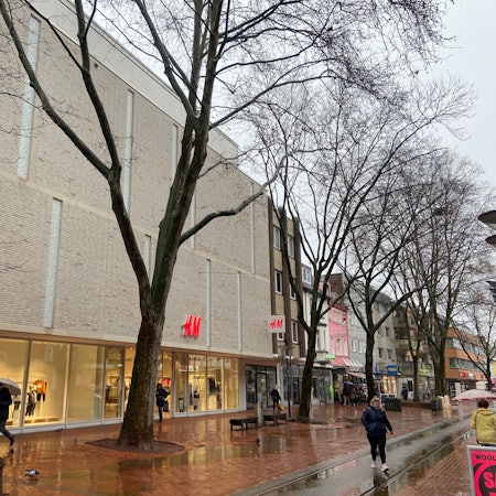 Auf dem Bild ist die H&M Filiale in Frechen zu sehen.