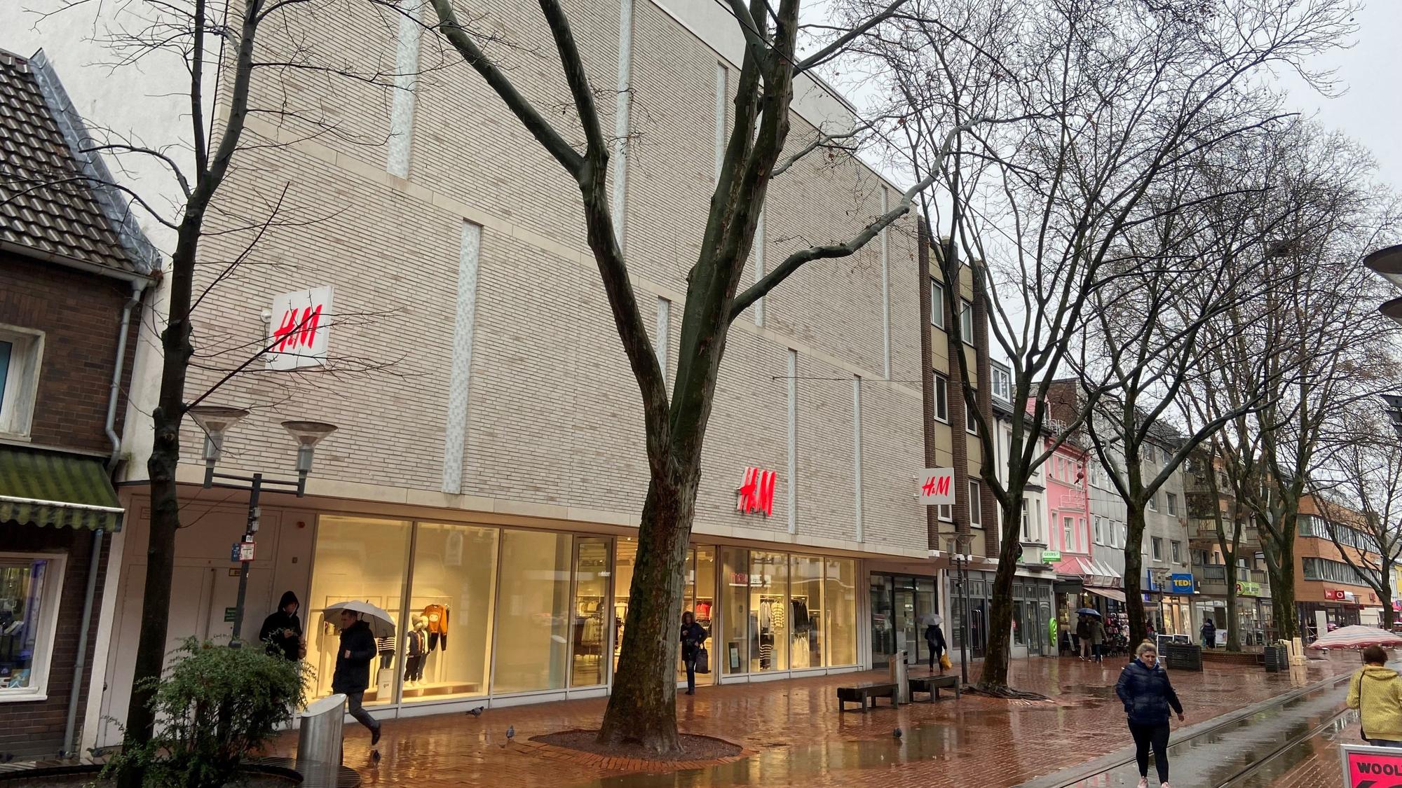 Auf dem Bild ist die H&M Filiale in Frechen zu sehen.