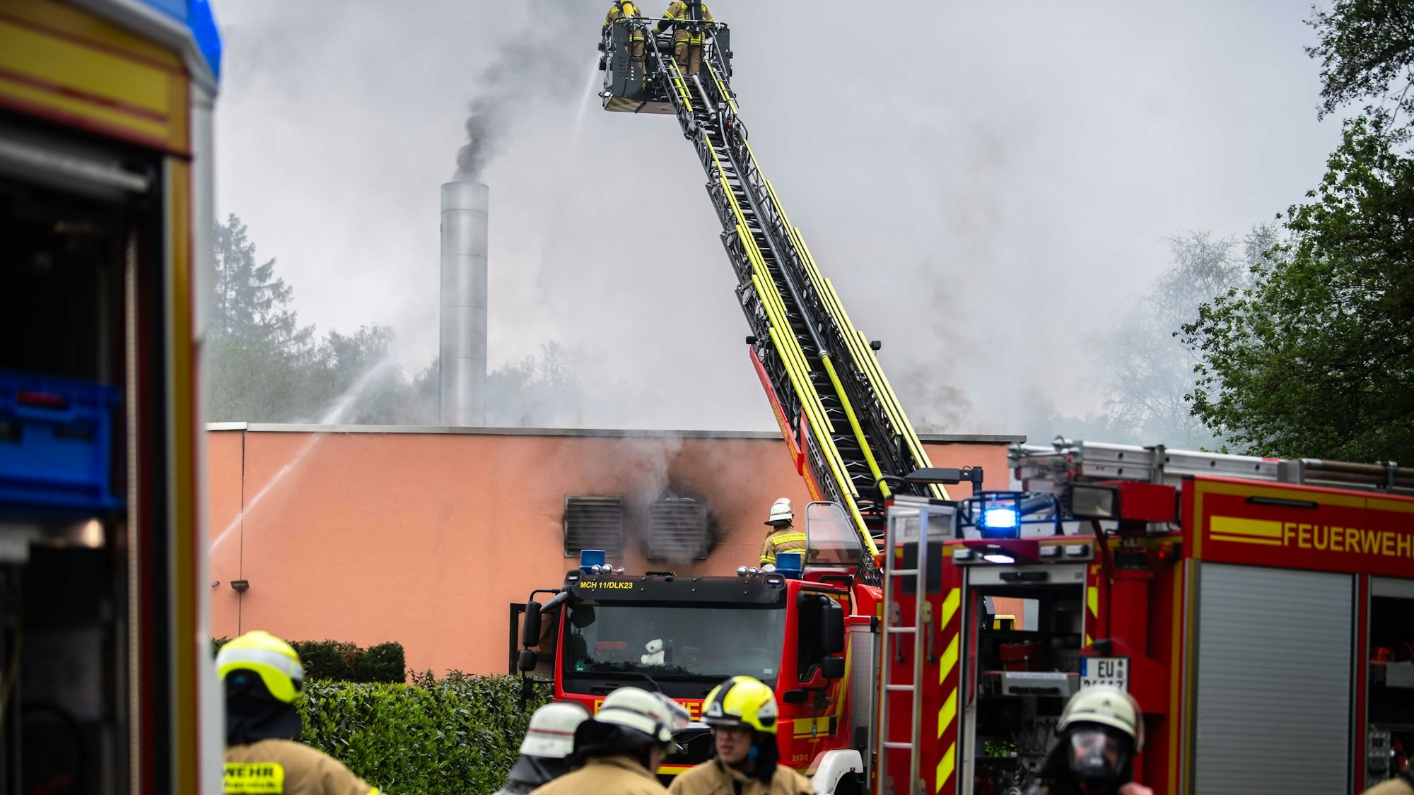 Das Bild zeigt die Löscharbeiten der Mechernicher Feuerwehr.