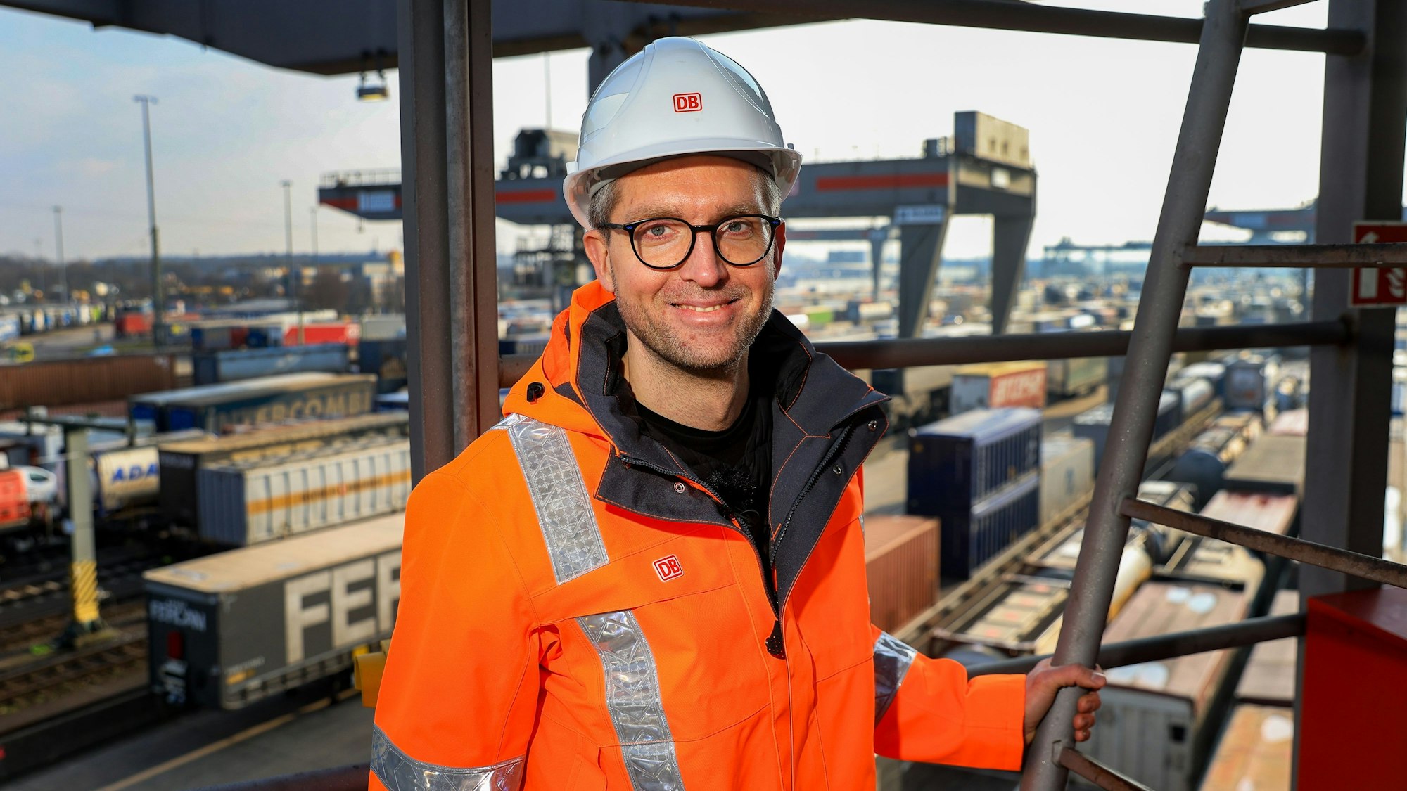 Mark Steingans leitet das Umschlagterminal für die DUSS: Vom Kran aus überblickt er den 30 Hektar großen Bahnhof Eifeltor.