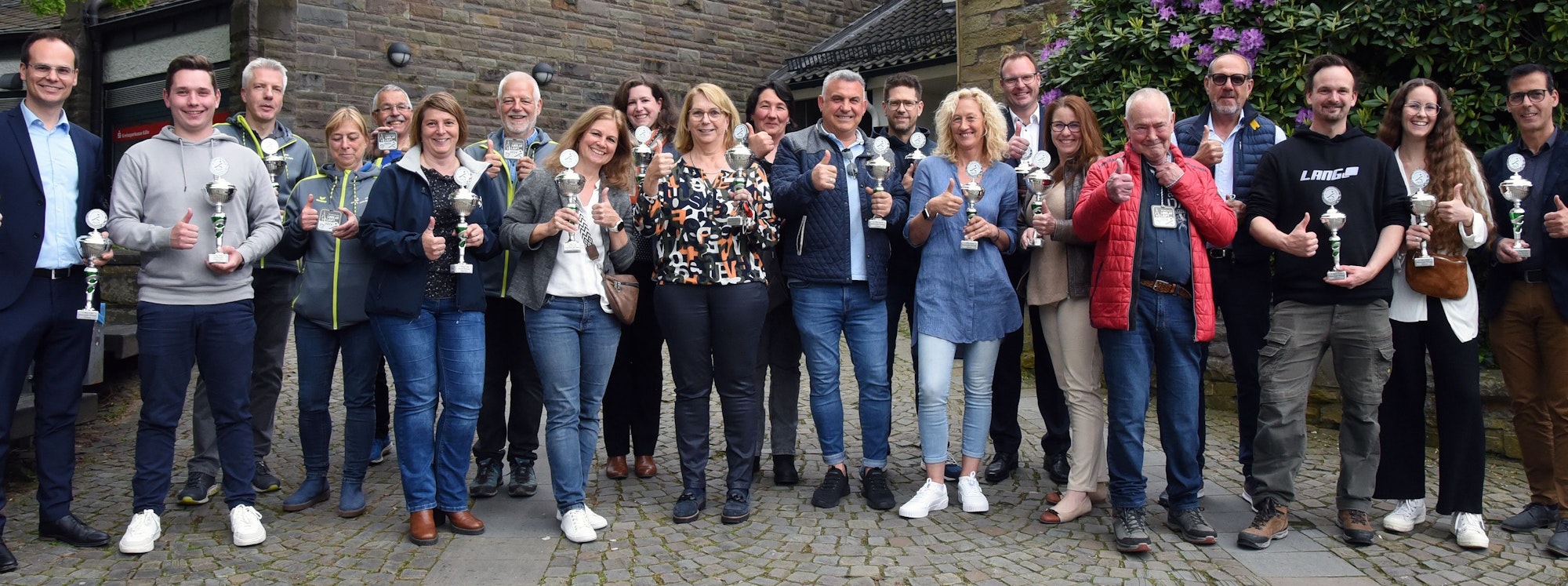 Die Sponsoren und Organisatoren von Lindlar läuft haben sich zum Foto ausgestellt.