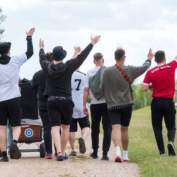 Teilnehmer einer ´Vatertagstour» ziehen am Feiertag Christi Himmelfahrt mit einem Bollerwagen im Stadtteil Ochsenwerder über einen Wanderweg.