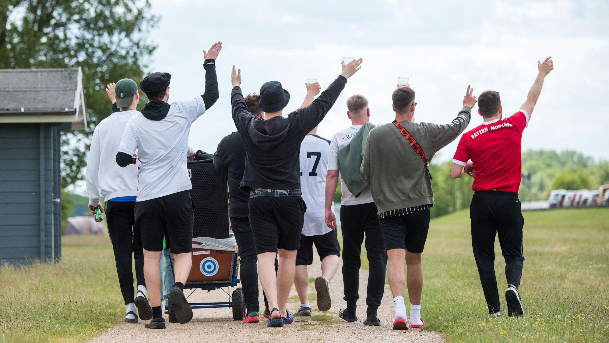 Teilnehmer einer ´Vatertagstour» ziehen am Feiertag Christi Himmelfahrt mit einem Bollerwagen im Stadtteil Ochsenwerder über einen Wanderweg.