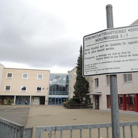 Auf dem Foto ist die Hauptschule in Kerpen Horrem zu sehen.