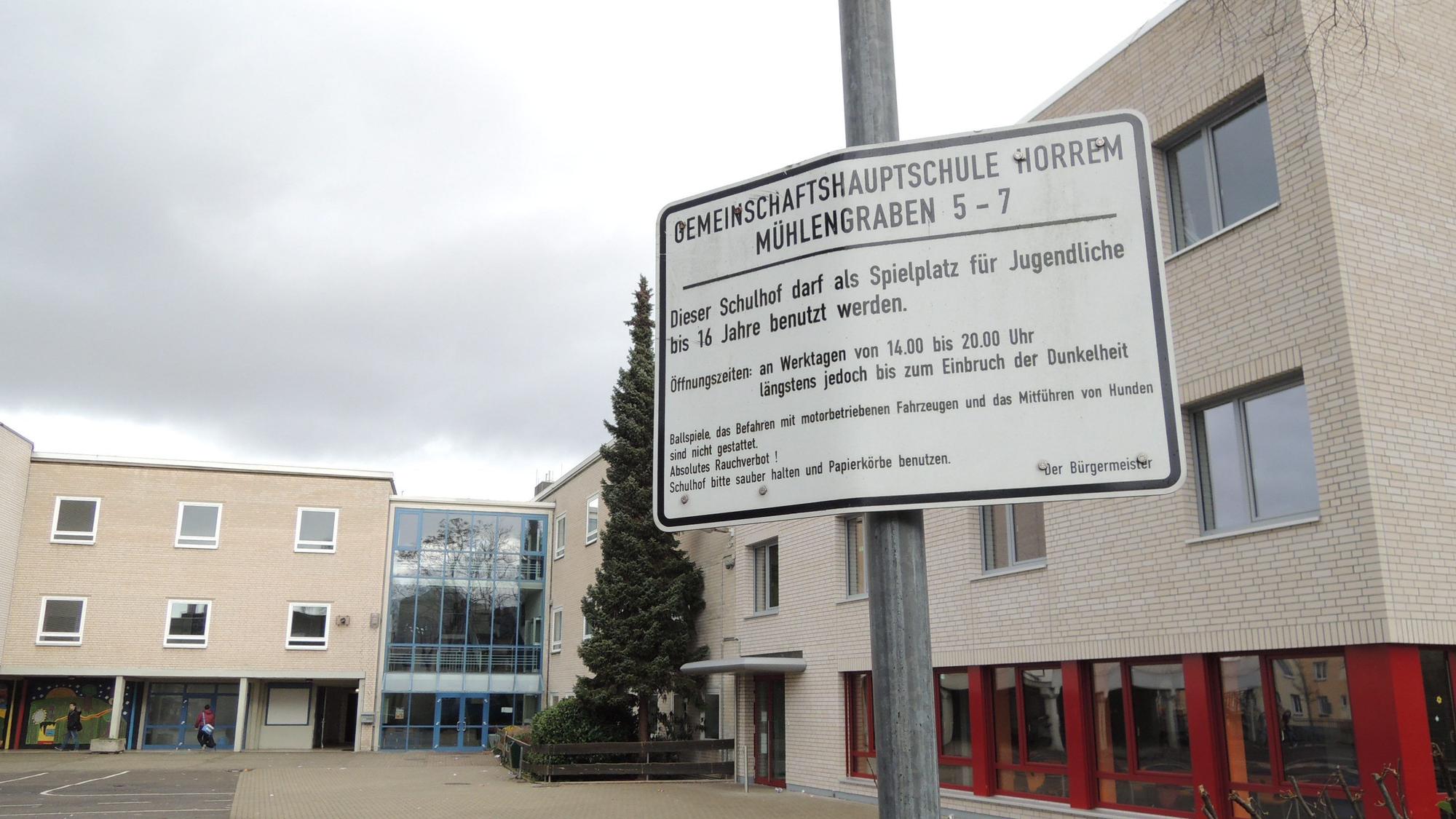 Auf dem Foto ist die Hauptschule in Kerpen Horrem zu sehen.