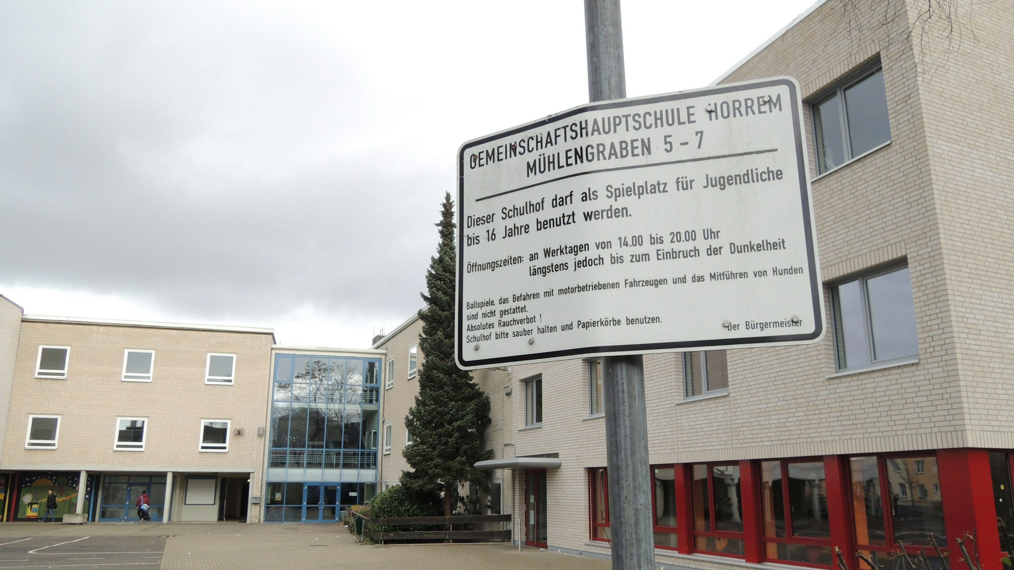 Auf dem Foto ist die Hauptschule in Kerpen Horrem zu sehen.