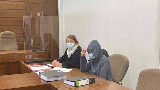Prozess in der Corona-Zeit: Die Maske hilft der Angeklagten, ihr Gesicht vor Fotografen zu verstecken. Sie muss sich wegen der Tötung ihres Bruders verantworten. Neben ihr sitzt ihre Anwältin Ulrike Tasic.