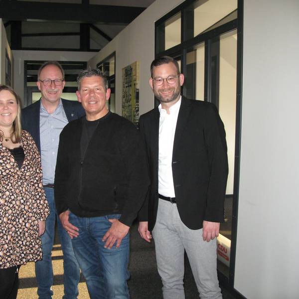 Parteivorsitzende Angelina Keuter, Vizebürgermeister Thomas Wallau und der Fraktionsvorsitzende Sören Schilling mit dem CDU-Bürgermeisterkandidat Dirk Busse.