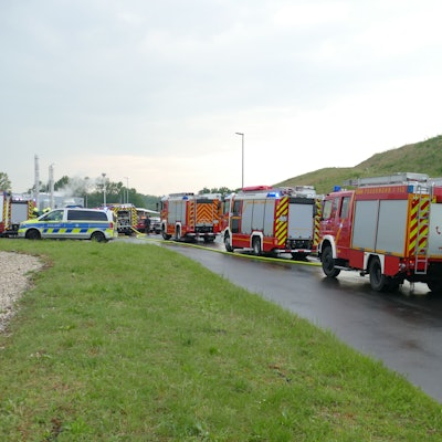 Feuerwehrfahrzeuge stehen in einer Reihe.