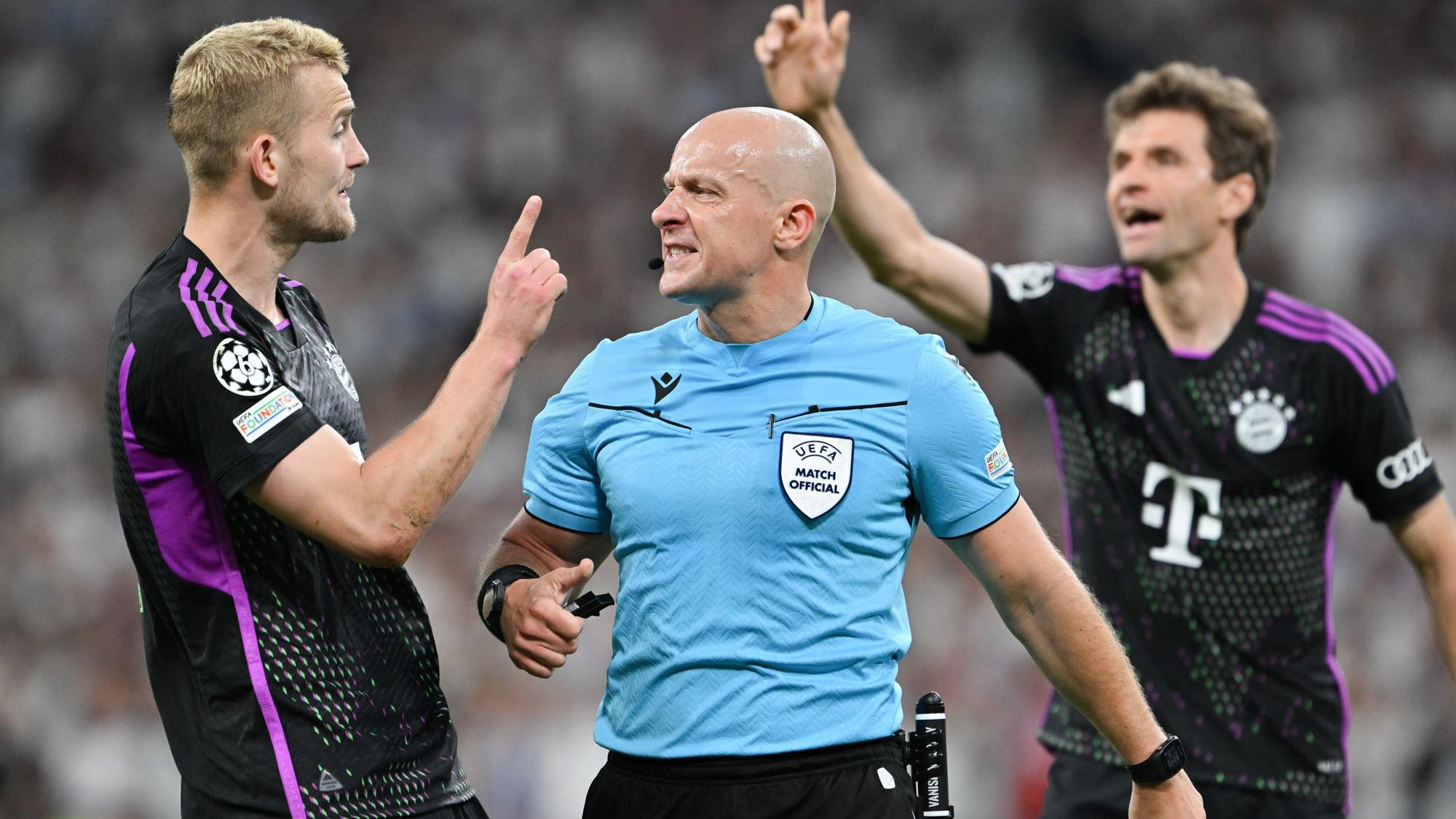 Schiedsrichter Szymon Marciniak (M) bestätigt den Abseitstreffer von Matthijs de Ligt (l) von München.