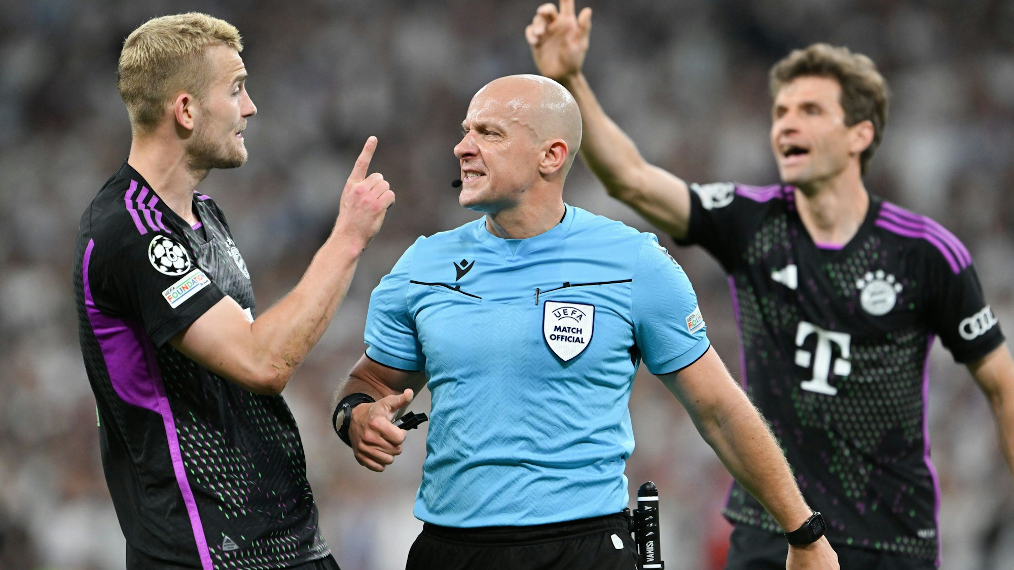 Schiedsrichter Szymon Marciniak (M) bestätigt den Abseitstreffer von Matthijs de Ligt (l) von München.