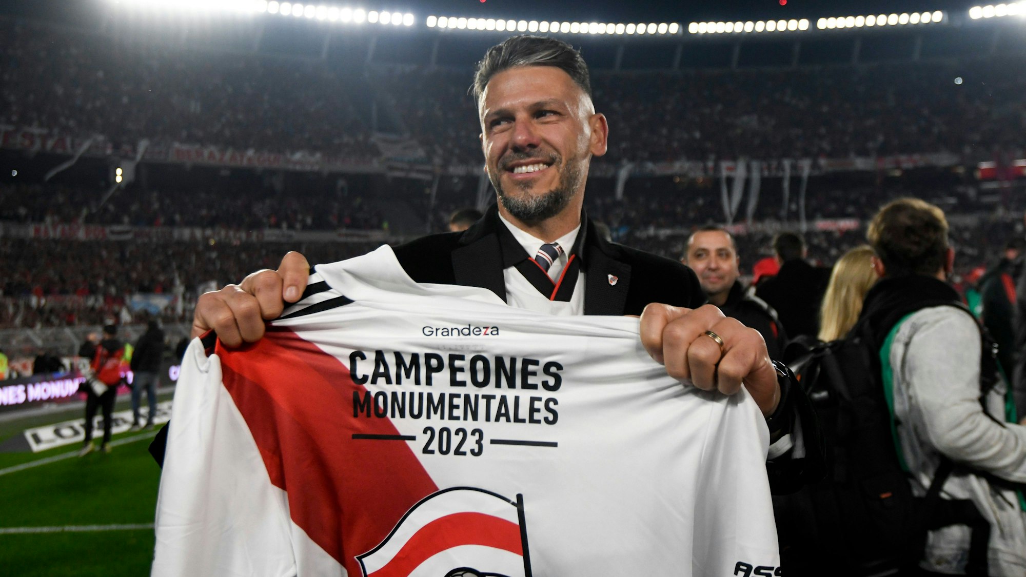 Martin Demichelis, Trainer von River Plate, feiert den Gewinn der argentinischen Fußballmeisterschaft.