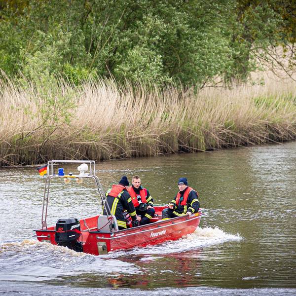 Die Feuerwehr durchsucht mit einem Sonarboot den Fluss Oste nahe Bremervörde-Elm nach dem vermissten sechsjährigen Arian. Die Ermittler hatten am Dienstag einen „außergewöhnlichen Hinweis“ erhalten.