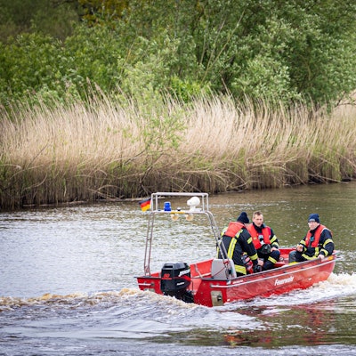 Die Feuerwehr durchsucht mit einem Sonarboot den Fluss Oste nahe Bremervörde-Elm nach dem vermissten sechsjährigen Arian. Die Ermittler hatten am Dienstag einen „außergewöhnlichen Hinweis“ erhalten.