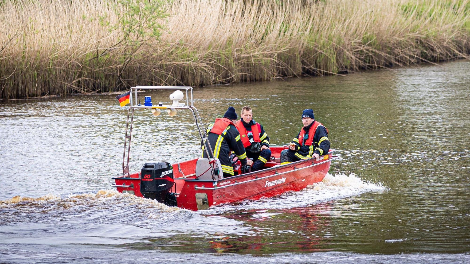 Die Feuerwehr durchsucht mit einem Sonarboot den Fluss Oste nahe Bremervörde-Elm nach dem vermissten sechsjährigen Arian. Die Ermittler hatten am Dienstag einen „außergewöhnlichen Hinweis“ erhalten.