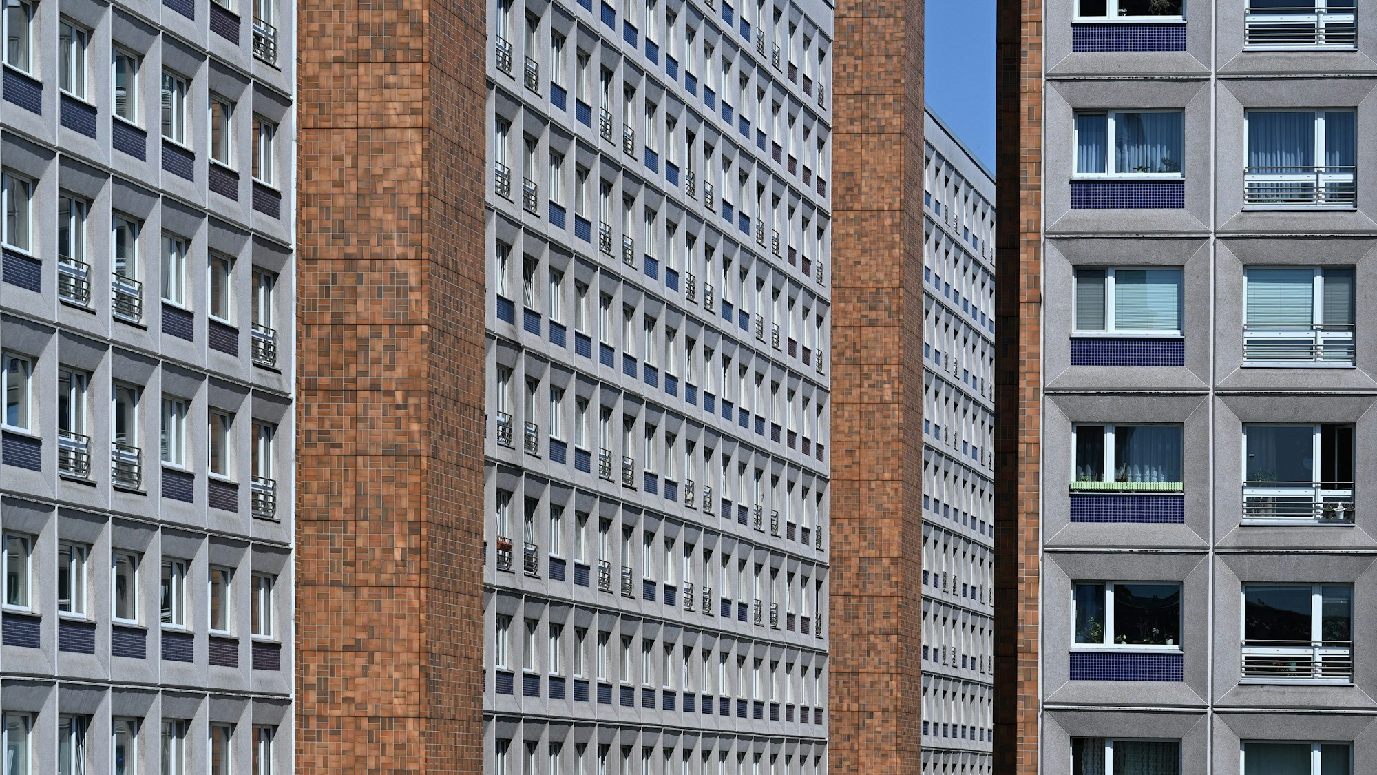 Die Fenster eines mehrgeschossigen Wohn- und Geschäftshauses nahe dem Alexanderplatz in Berlins Mitte.