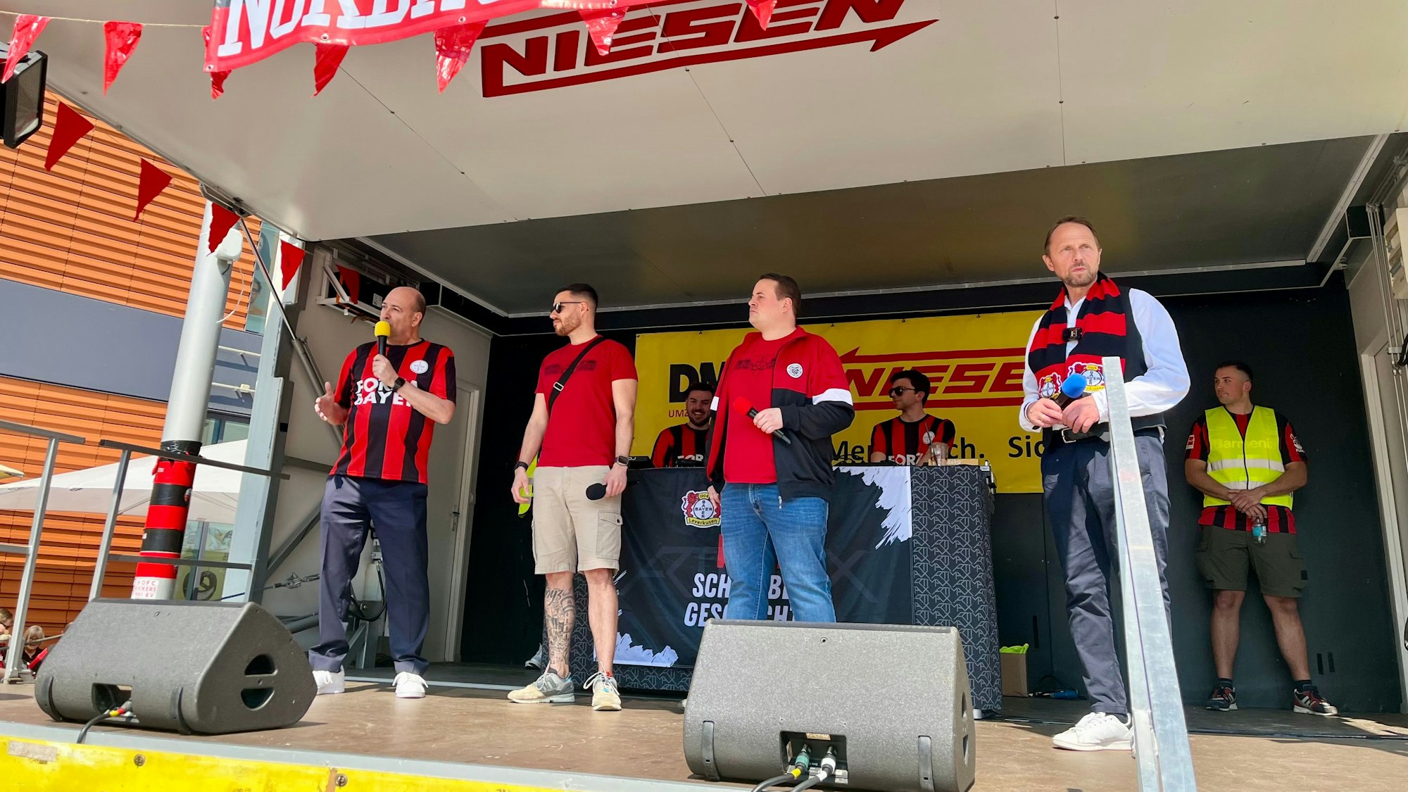 Vier Männer auf der Bühne