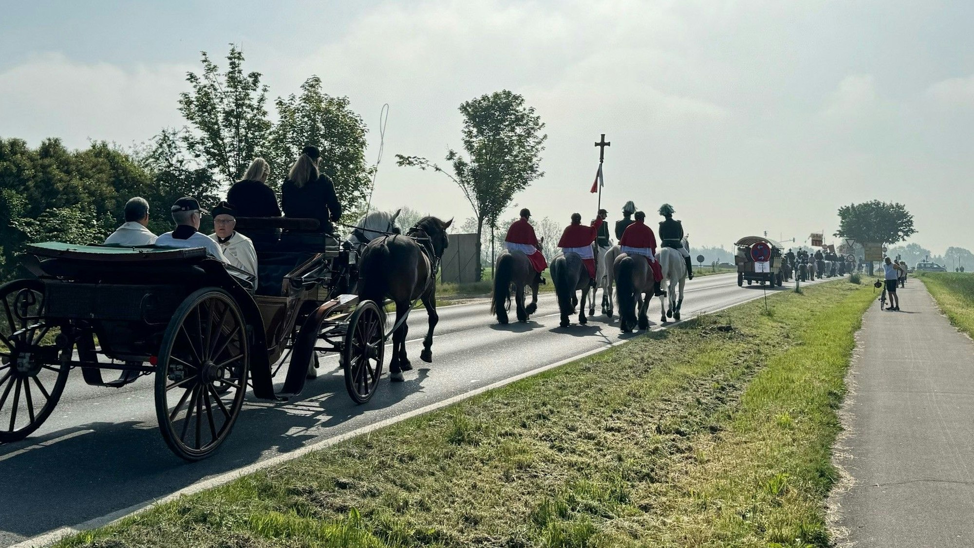 Das Bild zeigt Reiter und Pilger auf der Straße bei Gymnich.