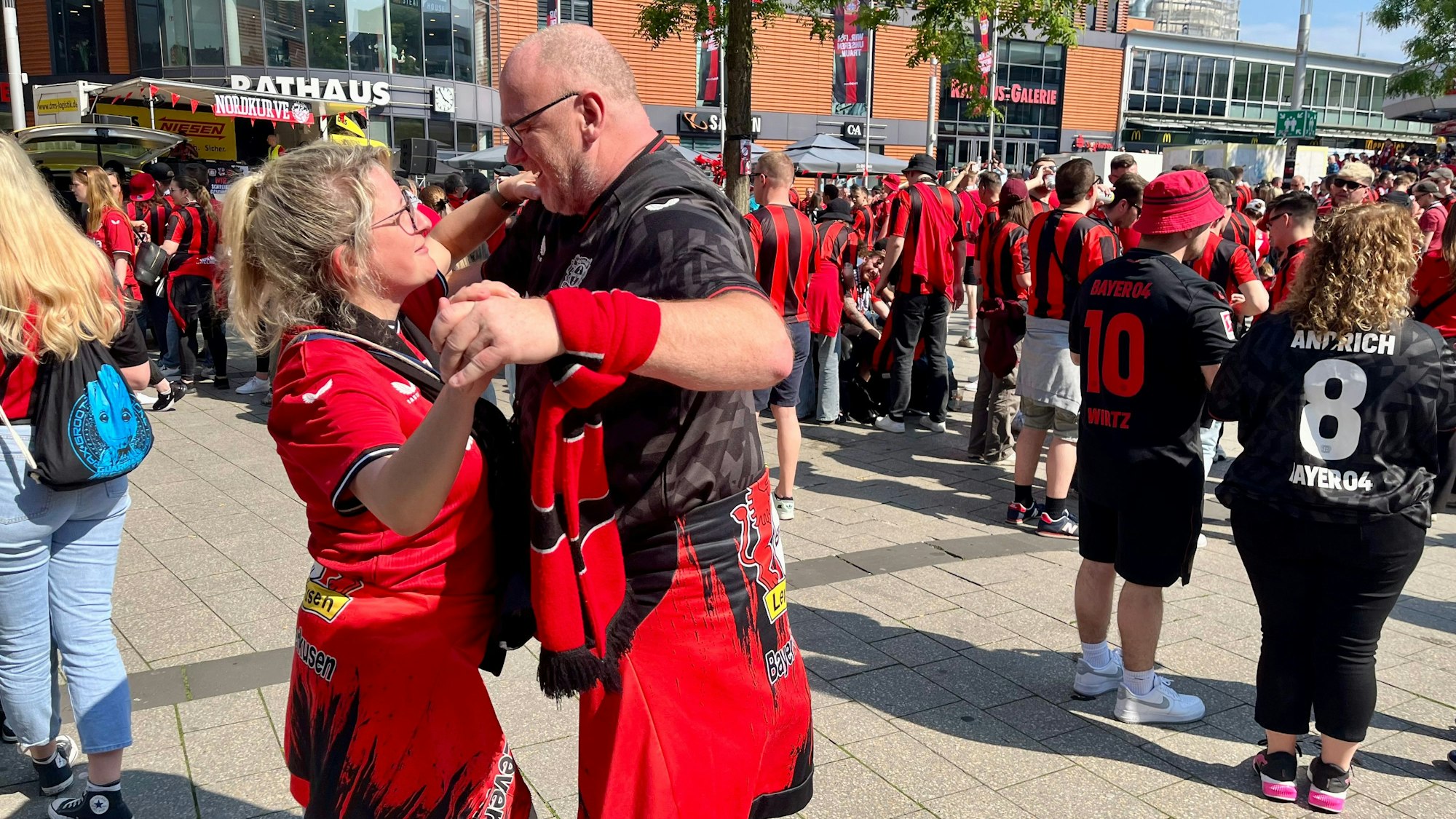 Katja und Gido tanzen zum Takt aus den lauten Boxen auf dem Rathausvorplatz