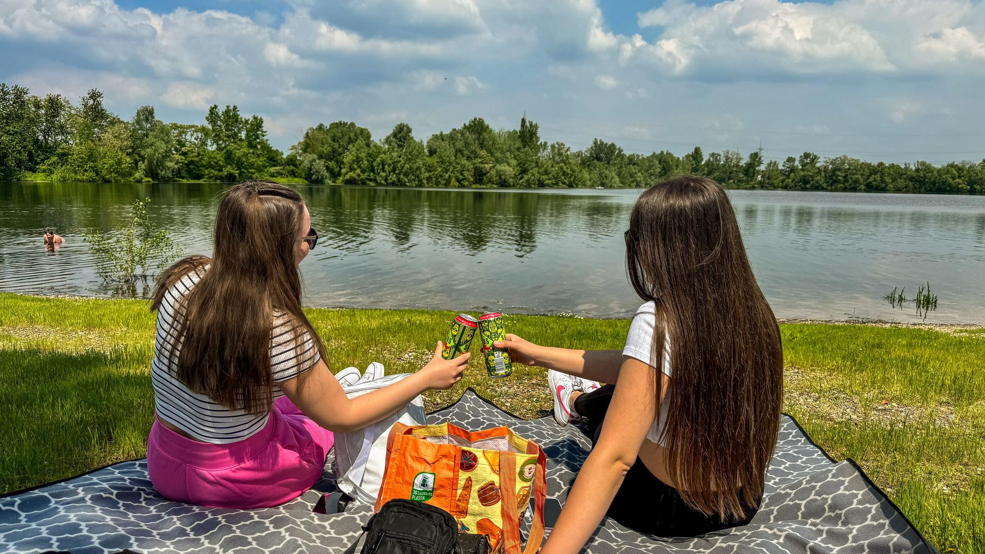 Die beiden jungen Frauen Monika Novoselska und Anastasia Kocev stoßen am Großen Silbersee an.