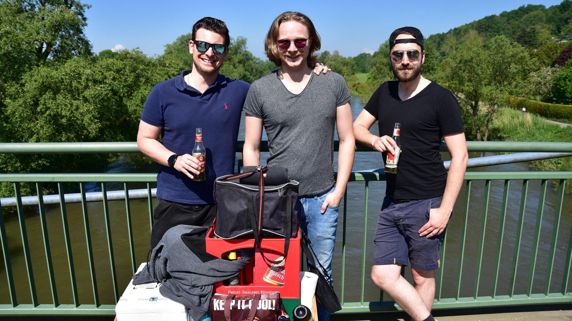 Robert Bravin, Luke Crombach und Markus Klein sind ganz traditionell mit dem Bollerwagen unterwegs.