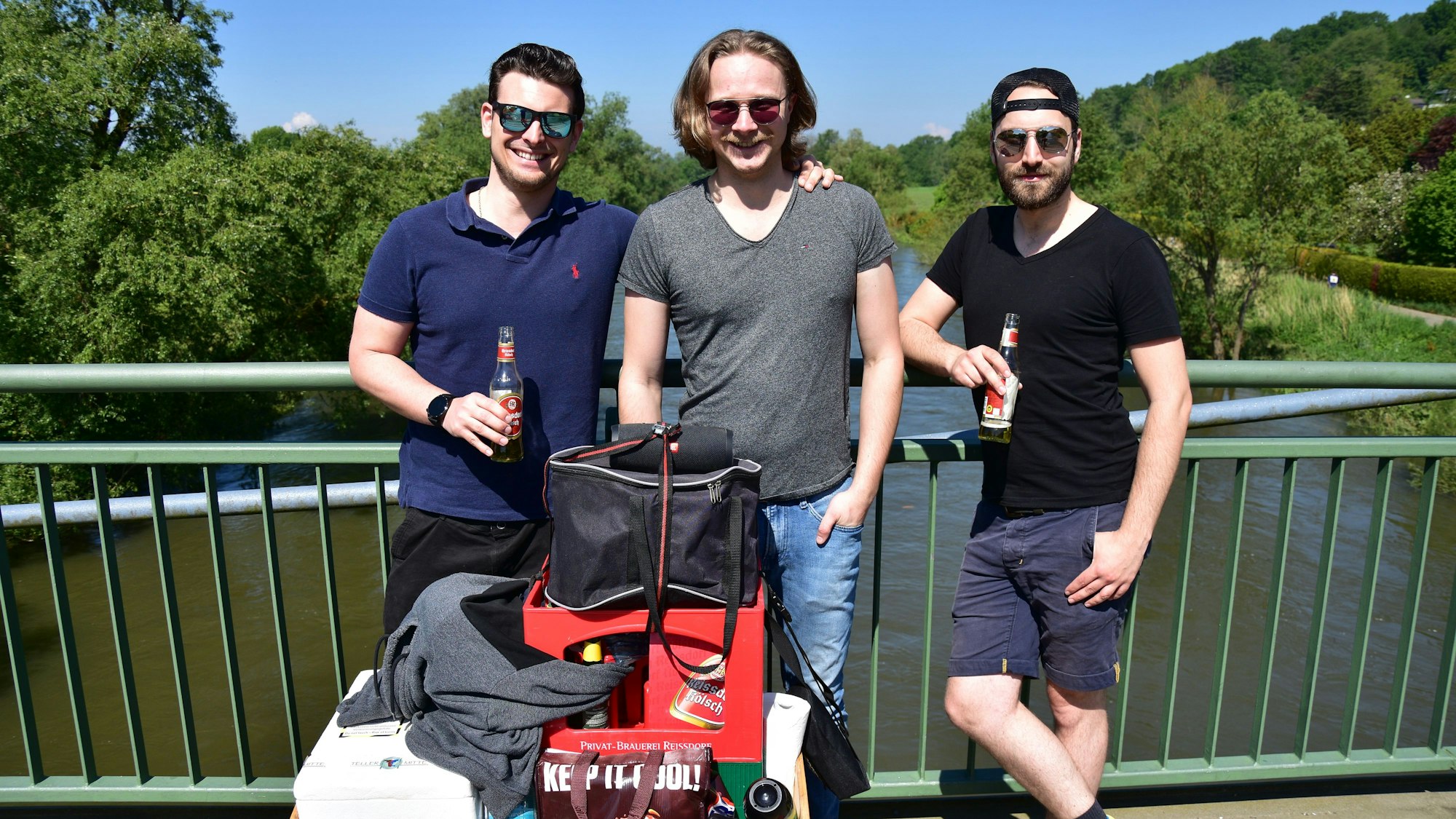 Robert Bravin, Luke Crombach und Markus Klein sind ganz traditionell mit dem Bollerwagen unterwegs.