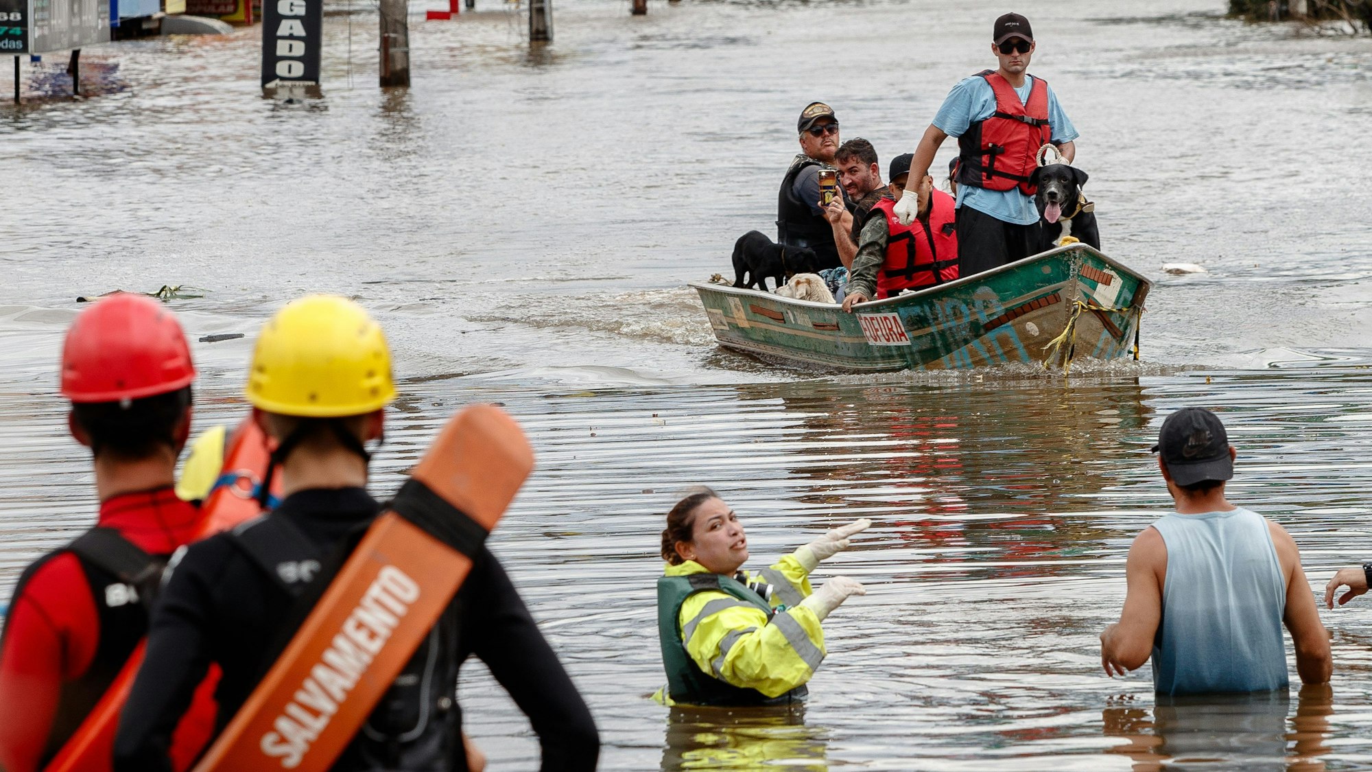 08.05.2024, Brasilien, Rio Grande Do Sul: Rettungskräfte evakuieren vom Hochwasser betroffene Menschen in einem Boot in Canoas, Rio Grande do Sul.