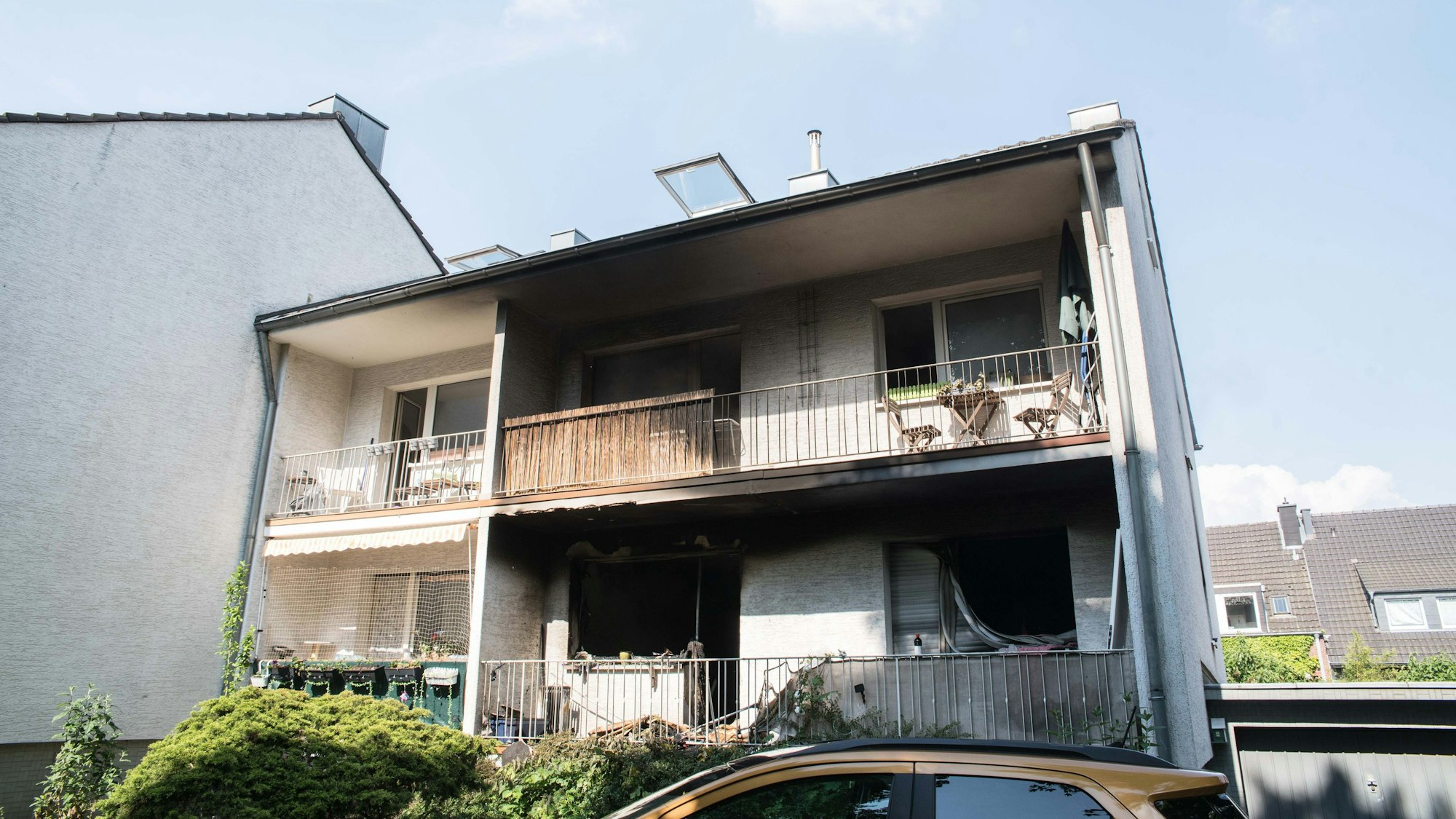 Ein Wohnhaus in Köln-Bocklemünd ist am Donnerstag, 9. Mai 2024, ausgebrannt. Die Kölner Feuerwehr rettete elf Menschen aus dem brennenden Haus.
