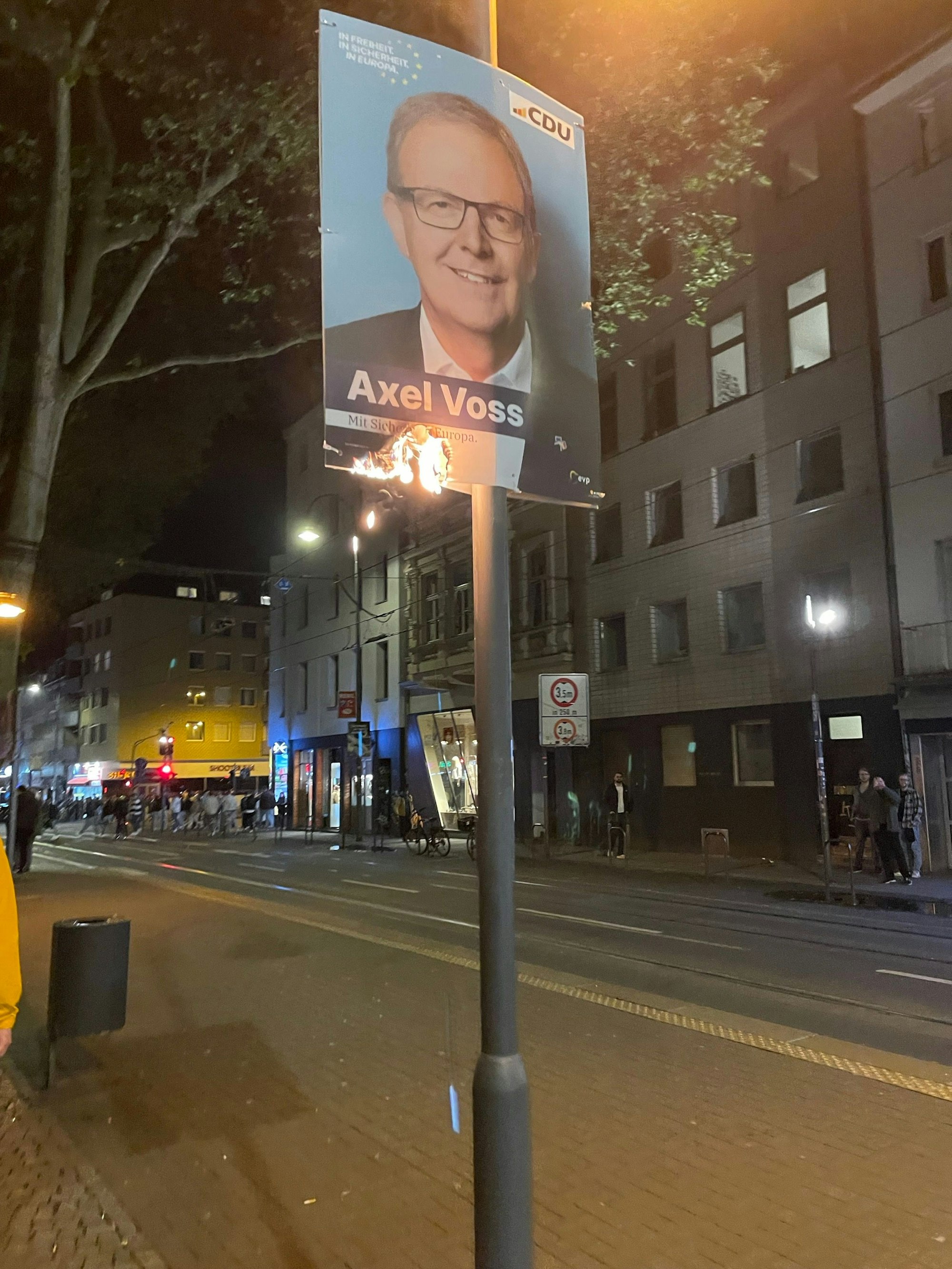 Ein Wahlplakat der CDU brennt.