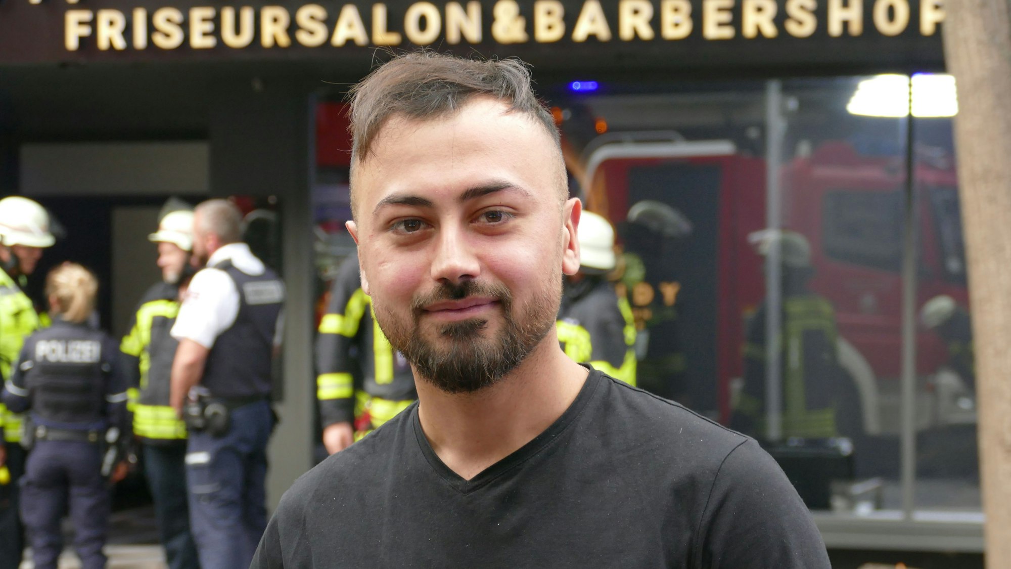 Ein Mann blickt in die Kamera.