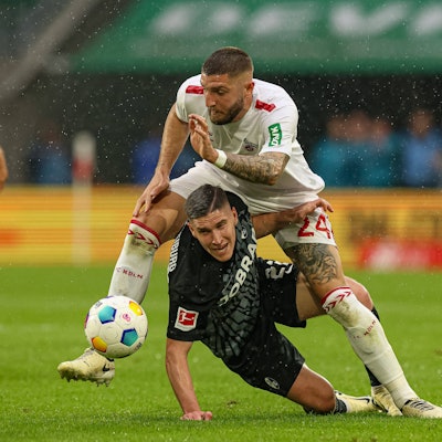 Kölns Verteidiger Jeff Chabot (oben) kämpft mit Freiburgs Roland Sallai um den Ball.