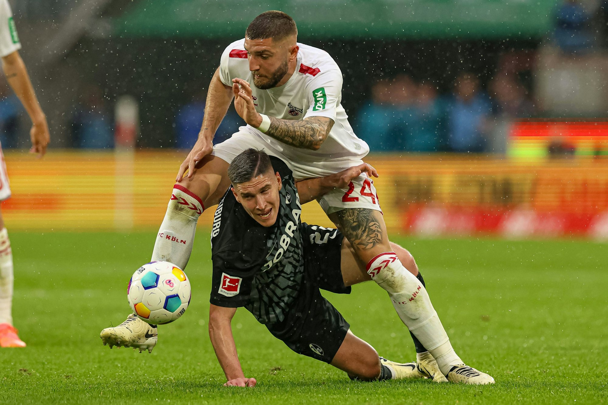 Kölns Verteidiger Jeff Chabot (oben) kämpft mit Freiburgs Roland Sallai um den Ball.