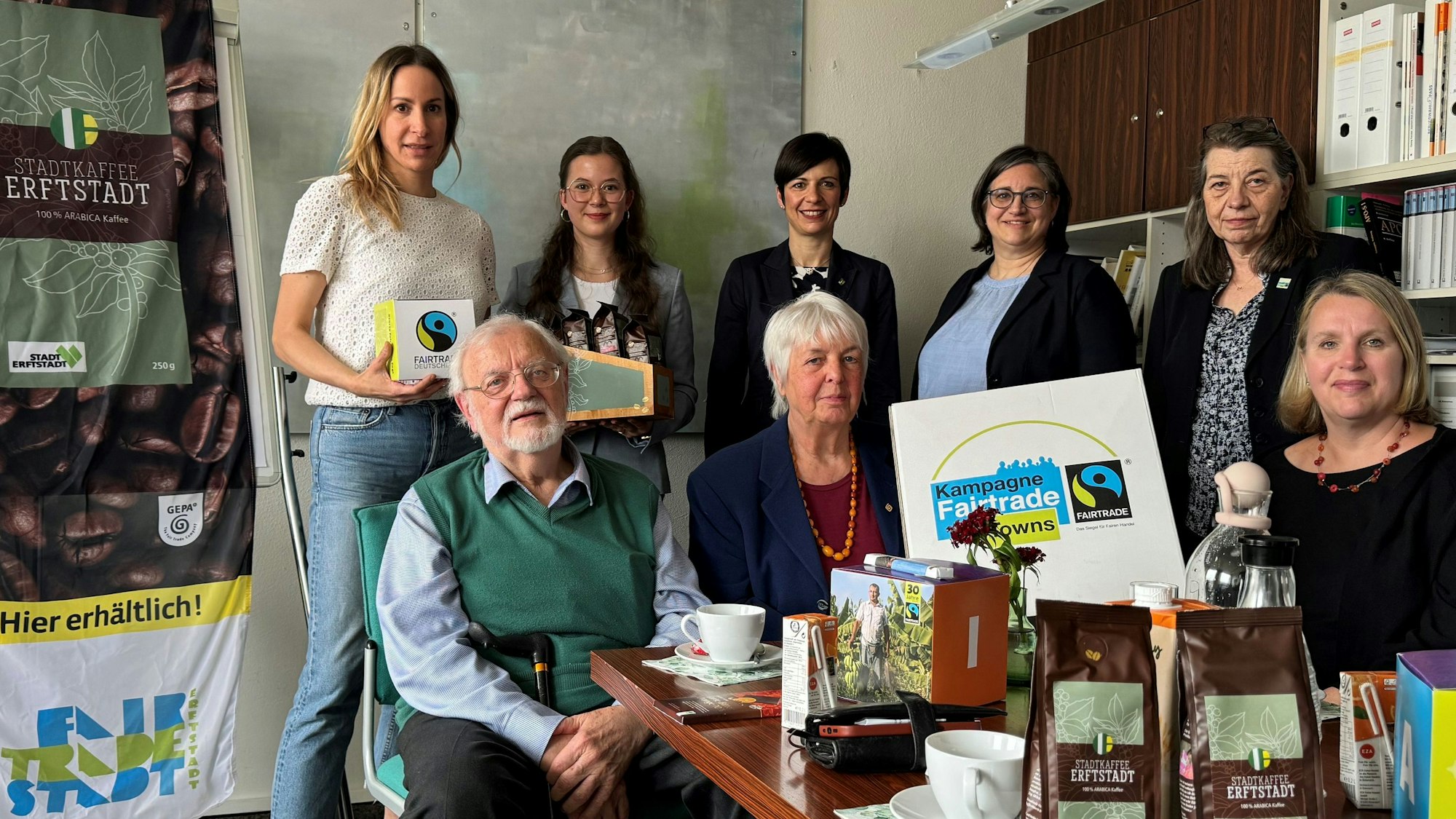 Zu sehen sind Anke Jurgeleit, Günter Ohrner, Amelie Schäbethal, Elke Griemens, Carolin Weitzel, Julia Franken, Kerstin Engelhardt und Sabine Rosenau.