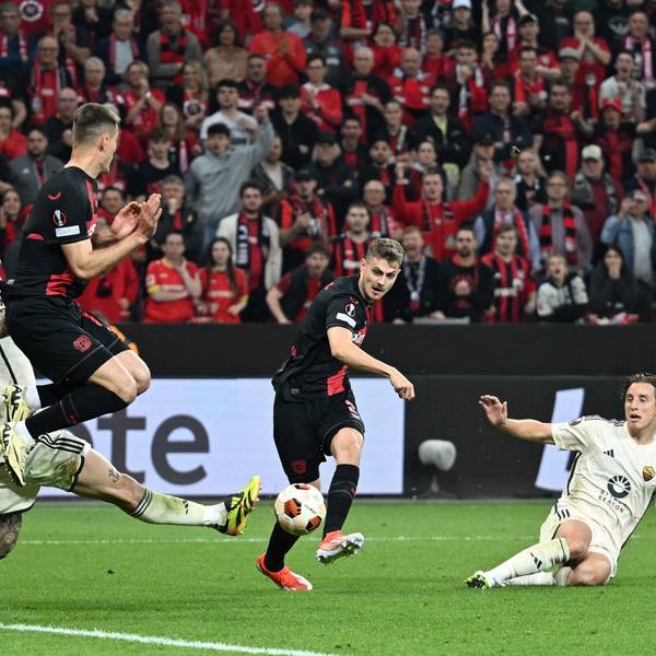 09.05.2024, Nordrhein-Westfalen, Leverkusen: Fußball: Europa League, Bayer Leverkusen - AS Rom, K.o.-Runde, Halbfinale, Rückspiele in der BayArena, Leverkusens Josip Stanisic (M) erzielt das Tor zum 2:2. Foto: Bernd Thissen/dpa +++ dpa-Bildfunk +++