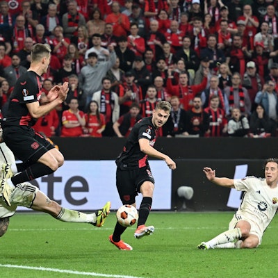 09.05.2024, Nordrhein-Westfalen, Leverkusen: Fußball: Europa League, Bayer Leverkusen - AS Rom, K.o.-Runde, Halbfinale, Rückspiele in der BayArena, Leverkusens Josip Stanisic (M) erzielt das Tor zum 2:2. Foto: Bernd Thissen/dpa +++ dpa-Bildfunk +++