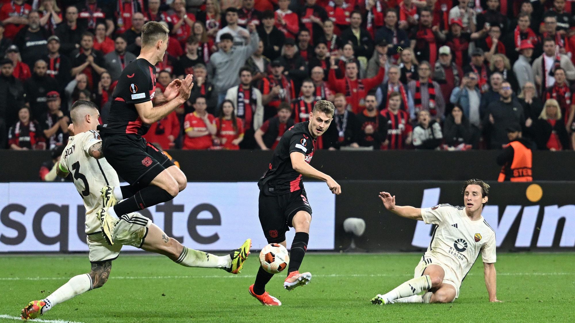 09.05.2024, Nordrhein-Westfalen, Leverkusen: Fußball: Europa League, Bayer Leverkusen - AS Rom, K.o.-Runde, Halbfinale, Rückspiele in der BayArena, Leverkusens Josip Stanisic (M) erzielt das Tor zum 2:2. Foto: Bernd Thissen/dpa +++ dpa-Bildfunk +++
