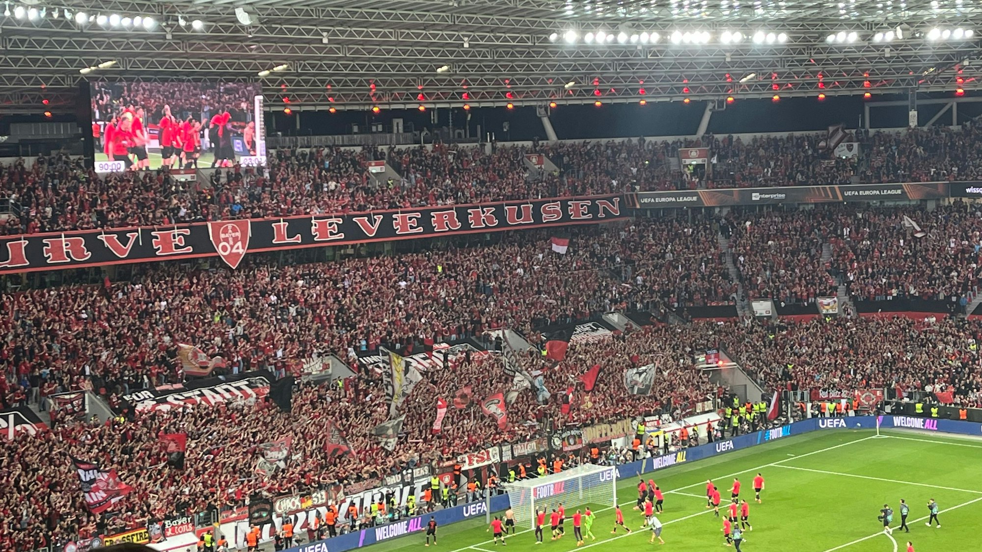 Fans in der Bay-Arena