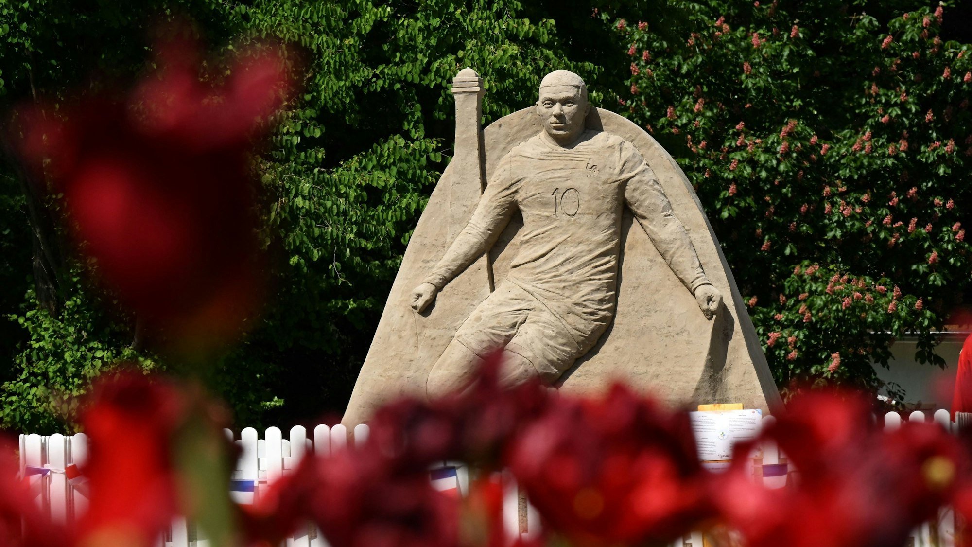 Einen Stargast der EM begrüßt in Bad Lippspringe sein Alter-Ego in Sand: Kylian Mbappe.