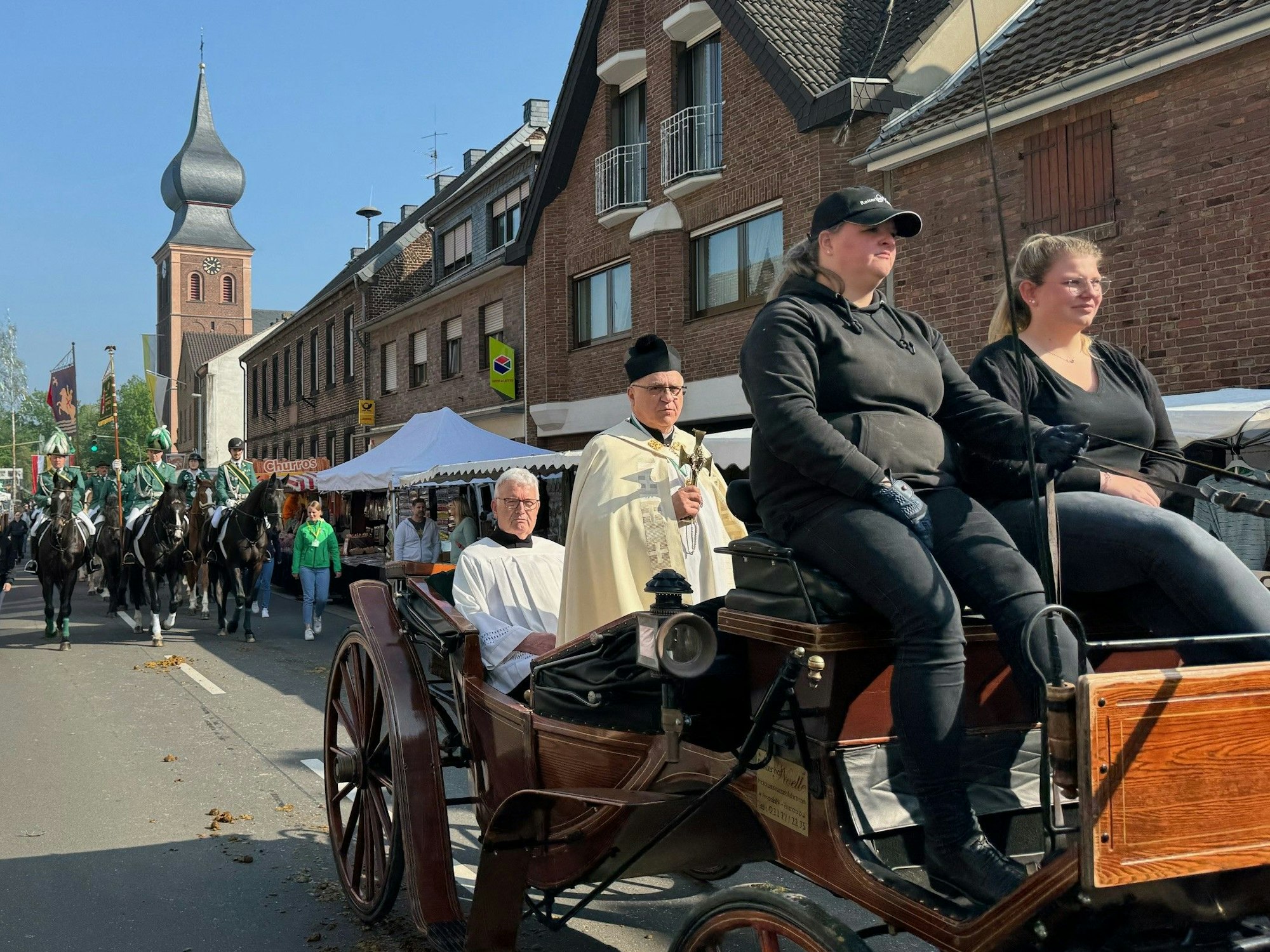 Das Bild zeigt Pfarrer Josef Pikos in einer Kutsche.
