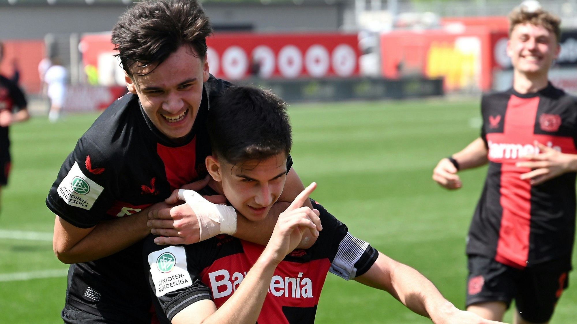01.05.2024, Fussball-B-Junioren-Bayer 04-Frankfurt
vorne: Torschütze zum 2:0 Francesco Brawo (Bayer)
links: Kerim-Sam Alajbegovic (Bayer)
Foto: Uli Herhaus