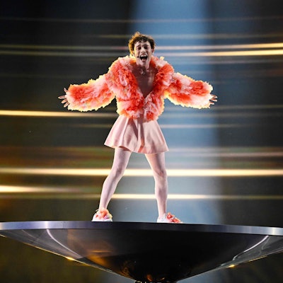 Nemo steht auf einer Drehscheibe und singt.